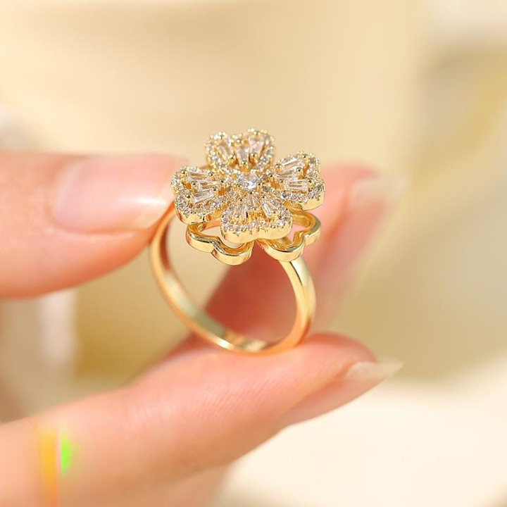 Clover Zircon Rotating Ring – Elegant Adjustable Spinner Ring
