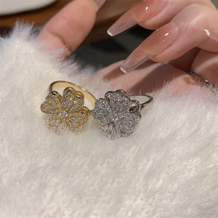 Clover Zircon Rotating Ring – Elegant Adjustable Spinner Ring