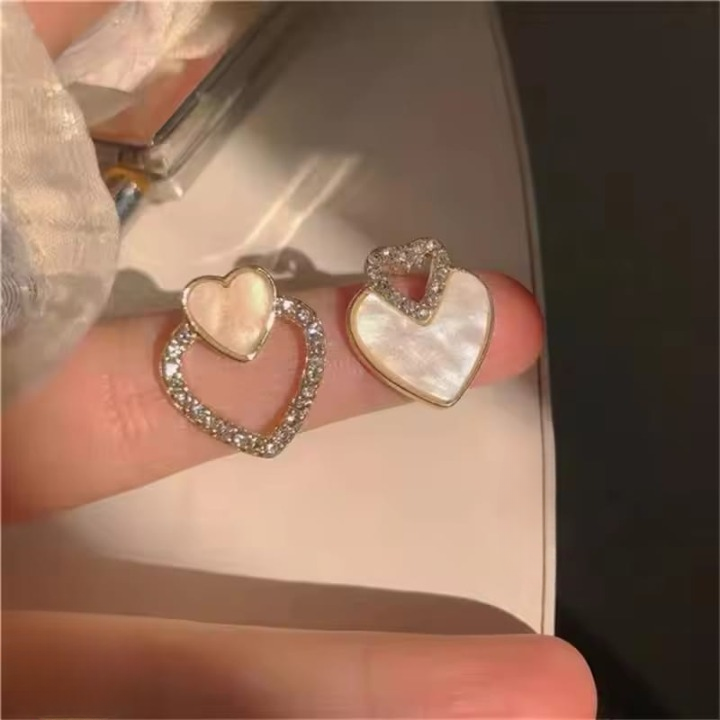 Beautifull Korean Heart Shape Zircon Earrings for Women – Sparkling Black & White Crystal Studs, Fashion Jewelry Gift