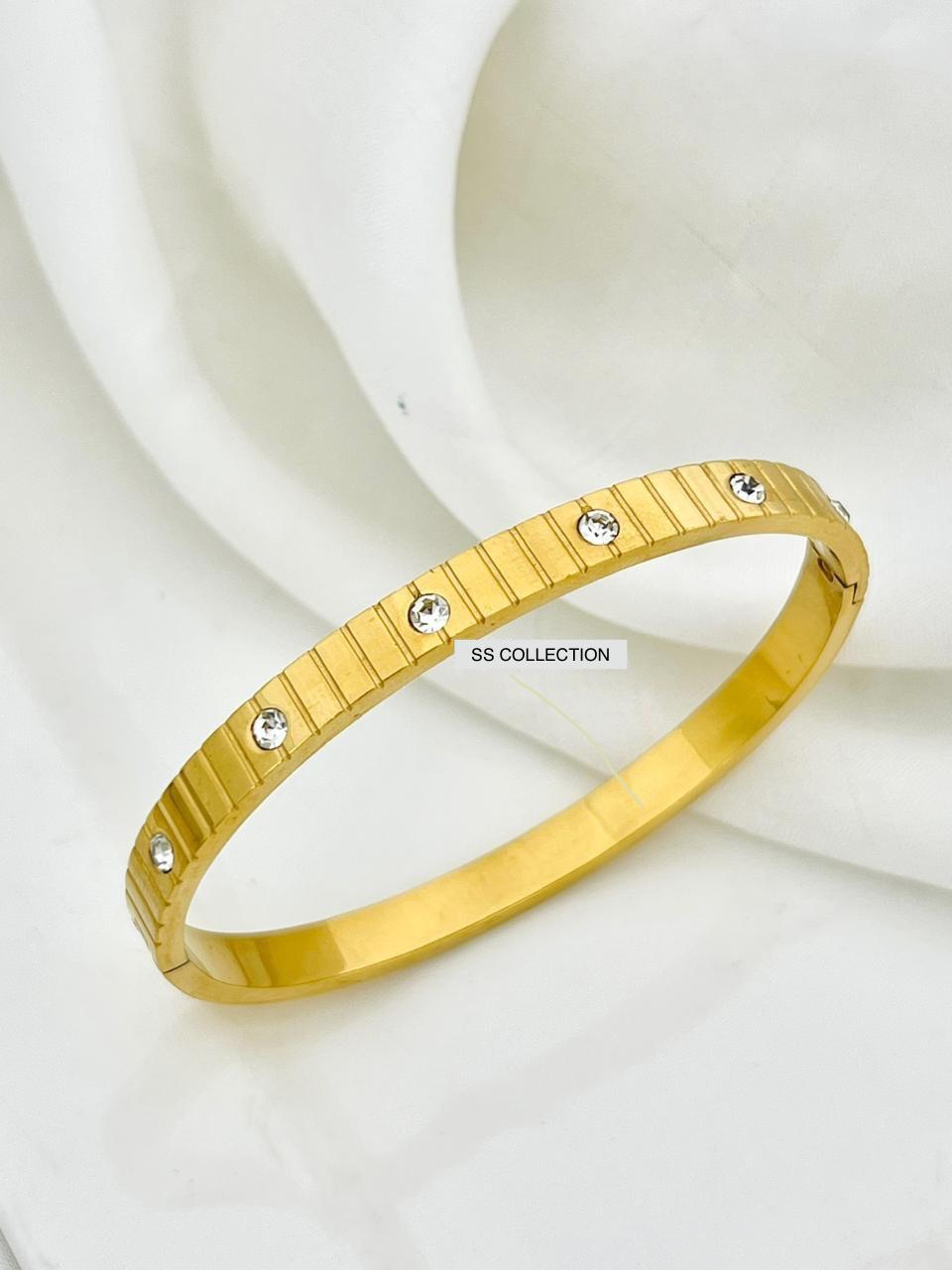 Premium Gold Plated Ribbed Bangle – Elegant Vertical Groove Cuff with Shimmering Crystal